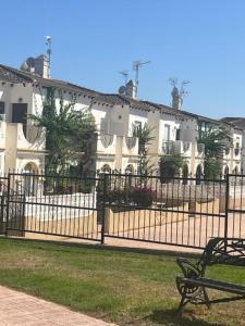 BEAUTIFUL RENOVATED 1 BEDROOM APARTMENT WITH ACCESS TO 4 POOLs