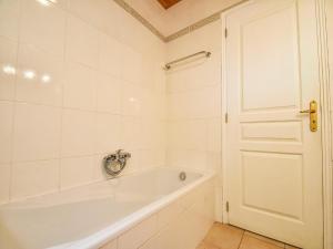 Maisons de vacances Holiday Home in Argeliers near Sandy Beaches : photos des chambres