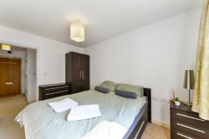 Modern 1 bed apartment in Bow- Free parking