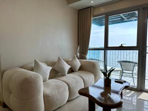 Panoramic Seaview near Airport Facing the Bay 14H