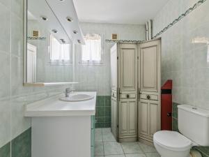 Villas Villa in Roquebrun with Private Pool : photos des chambres