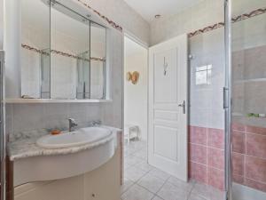 Villas Villa in Roquebrun with Private Pool : photos des chambres