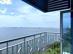 Panoramic Seaview near Airport Facing the Bay 14H