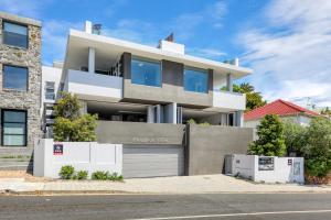 Houghton Villa Camps Bay - 5 min walk to beach