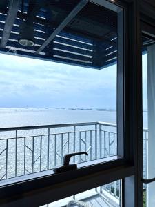 Panoramic Seaview near Airport Facing the Bay 14H