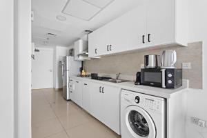 Beautiful Studio Prime location Pool & Gym