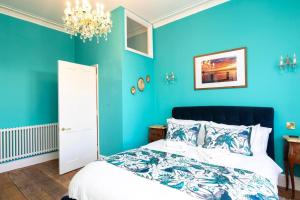 Luxury 2 Bedroom Georgian home, garden, Beach access, 6 guests