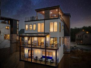 Rooftop Cabin, Views, Pool, Games, 15min Dollywood