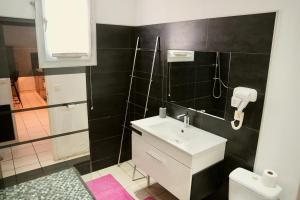 Maisons de vacances Mas La Farelle Gite, Fitness & Salle de jeux gratuite & SPA en supplement : photos des chambres
