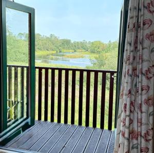 Luxury Waterfront Retreat I Private Sauna & Hot Tub