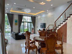 Sunrise Villa bãi Khem - biệt thự 4 phòng ngủ, 5 phòng tắm, thang máy riêng, máy giặt và sấy đồ, bếp với đầy đủ dụng cụ ăn uống, đồ dùng nấu ăn
