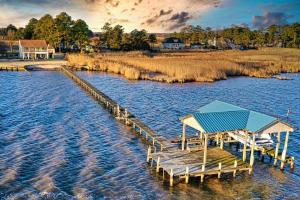 Cozy & Content River Retreat Beach Hot Tub & Games