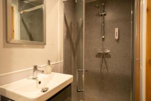 Cosy and eco-friendly cabins next to 16th century pub