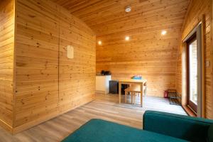 Cosy and eco-friendly cabins next to 16th century pub
