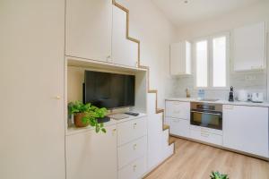 Beautiful studio in small house near Eiffel Tower