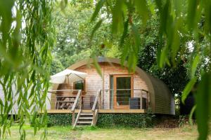 Cosy and eco-friendly cabins next to 16th century pub