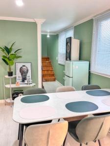 1-2 Floor Private 2 Bathrooms Busan Station KTX 10 minutes on foot, Choryang Station 5 minutes # Maximum 8 people