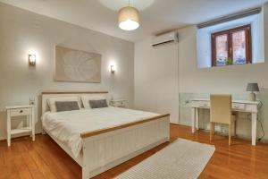 Waterfront Palace apartment by MN Property