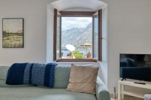 Waterfront Palace apartment by MN Property