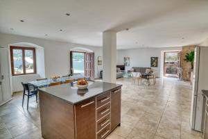 Waterfront Palace apartment by MN Property