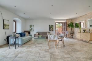 Waterfront Palace apartment by MN Property