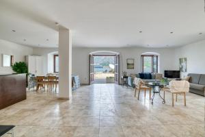 Waterfront Palace apartment by MN Property