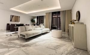 Luxury Redefined 1BR Apartment in Emaar 5242