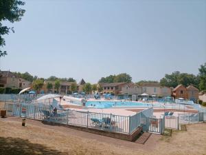 Maisons de vacances Maison avec piscine chauffee en residence, 4 ou 5 pers, RDC, lac et nature : photos des chambres
