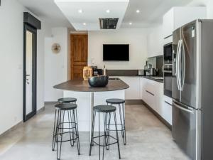 Maisons de vacances Holiday Home in Vaison la Romaine with Pool : photos des chambres