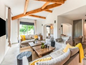 Maisons de vacances Holiday Home in Vaison la Romaine with Pool : photos des chambres