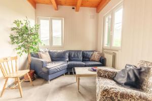 8 beds- surrounded by greenery with parking