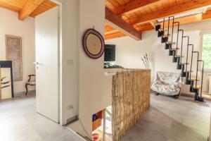 8 beds- surrounded by greenery with parking