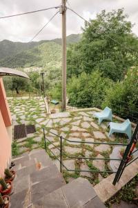 8 beds- surrounded by greenery with parking