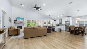 Spacious Laid-Back Hideaway Pets Allowed Enjoy Back Yard Modern Fixtures Plus Free Daily Activity Tickets