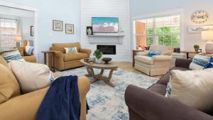 Spacious Laid-Back Hideaway Pets Allowed Enjoy Back Yard Modern Fixtures Plus Free Daily Activity Tickets