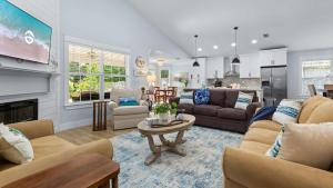 Spacious Laid-Back Hideaway Pets Allowed Enjoy Back Yard Modern Fixtures Plus Free Daily Activity Tickets