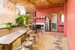 Kin Wander Tân Phong, The Moonage