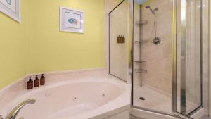 Enjoy a 3-bedroom Bayfront Condo with Lazy River Indoor Pool Jacuzzis and Community Boat Dock for Personal or Rented Boats Plus Redeem in Free Activity Deals Daily