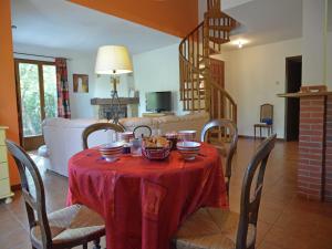 Villas Villa in Le Boulou with Scenic Hilltop Views : photos des chambres