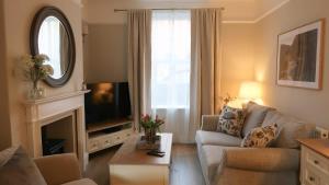 Luxury living outside the city walls - sleeps six!