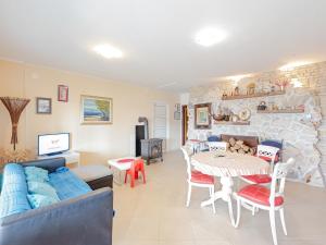 Holiday Home Mandre near Stunning Beaches
