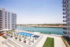 Luxury Retreat 1BDR Apartment in Yas Island Premium Location with Pool and Gym
