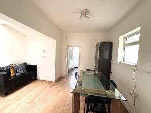 4 Bedroom House Close to Forest Gate Station