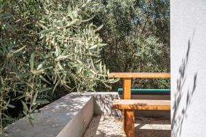 The Hideway, Peaceful Energy & Modern Comfort!