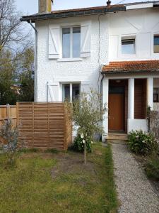 Maisons de vacances Maison de ville mitoyenne confortable et lumineuse - Hourtin centre : Maison de Vacances