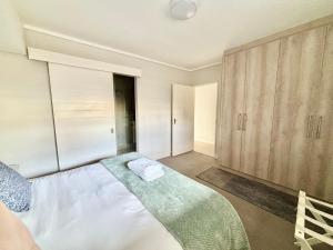 Luxe Waters Edge apt next to Canal Walk