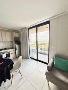 Luxe Waters Edge apt next to Canal Walk