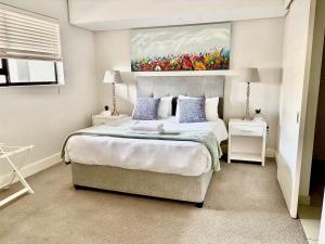 Luxe Waters Edge apt next to Canal Walk