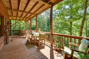 Idyllic Murphy Hideaway with Multi-Level Deck!