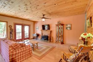 Idyllic Murphy Hideaway with Multi-Level Deck!